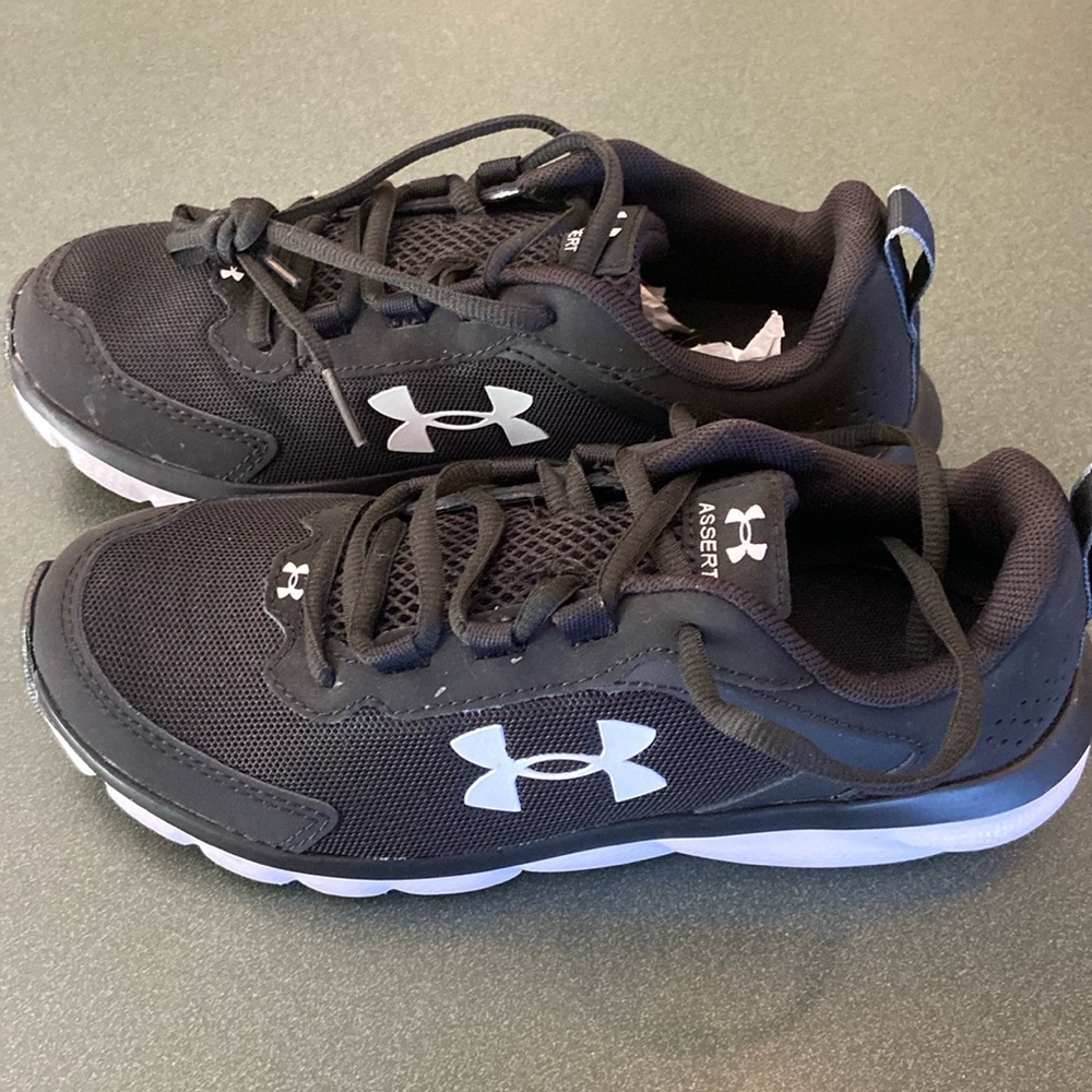 Under Armour Youth size 4 Assert 9 Running Shoe